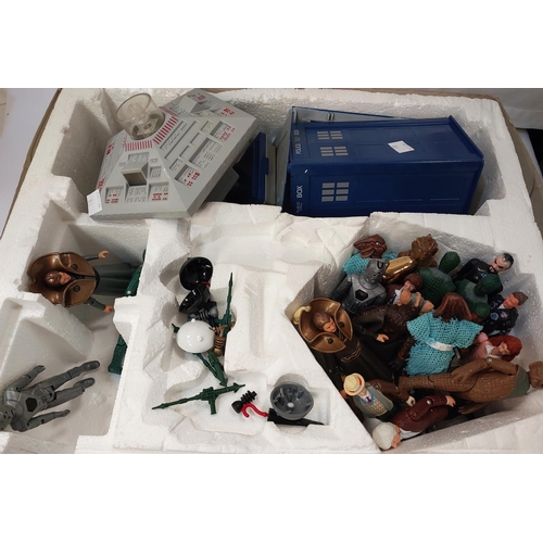 81 - A Dr Who game in original box with characters, daleks etc. (box a.f.).