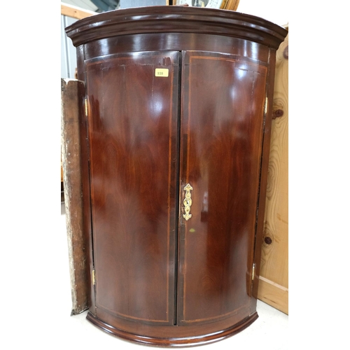 939 - A Georgian mahogany 2 door bow front cabinet cupboard with inlaid decoration.