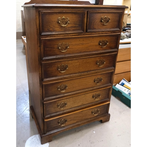 961 - A modern oak chest of 5 long and 2 short drawers.