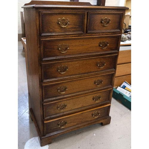 961 - A modern oak chest of 5 long and 2 short drawers.