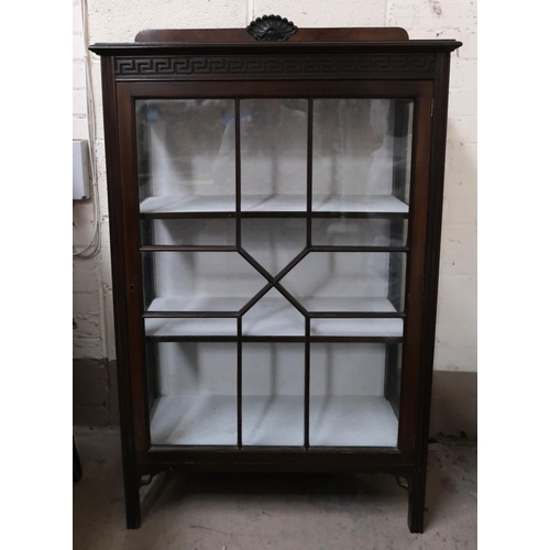 985 - A single glazed door mahogany display cabinet with astragal glazed front, three shelves, ht. 125cm (... 