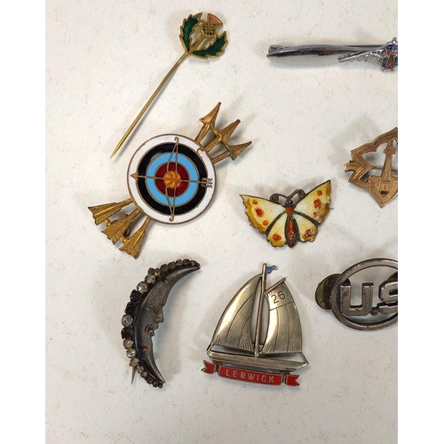 700 - A DUNLOP enamelled caddy brooch and an interesting selection of similar brooches and pins