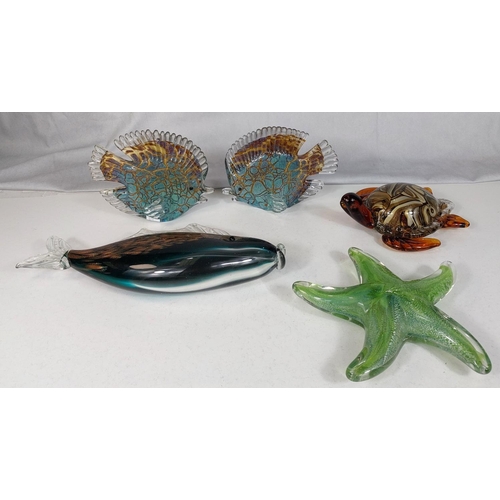 570 - A Murano style turtle, length 17cm; a similar pair of tropical fish with turquoise colouring, length... 