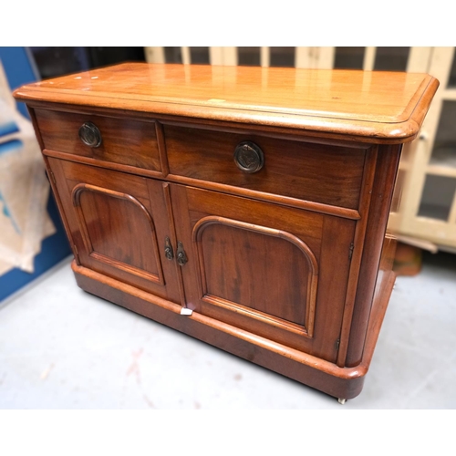 1004 - A mahogany side cabinet with arched double doors and drawers above, 115x52x82cm