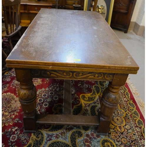 876 - An oak draw leaf dining table with carved bulbous legs, H stretcher and two draw leaves to each end