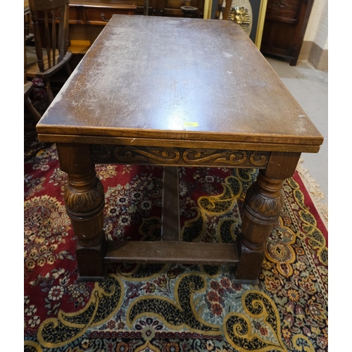 876 - An oak draw leaf dining table with carved bulbous legs, H stretcher and two draw leaves to each end