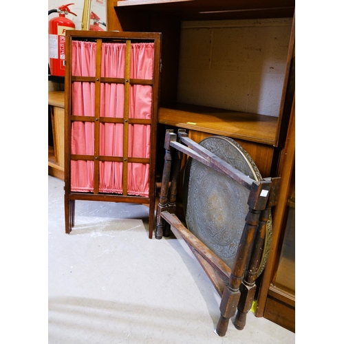 923 - A mahogany 3 fold door screen with red silk panels; a circular brass top occasional table; a rectang... 