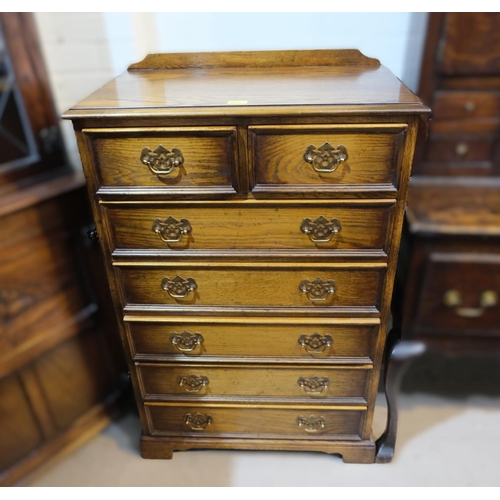 961 - A modern oak chest of 5 long and 2 short drawers.