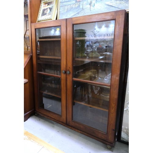 892 - A mahogany cabinet enclosed by 2 glazed doors