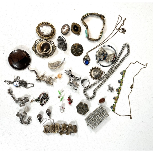 752 - A collection of antique brooches and similar costume jewellery etc