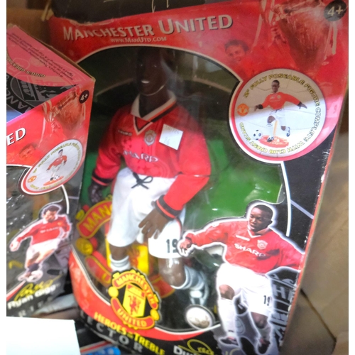 86 - A selection of Manchester United collectables, inc. 