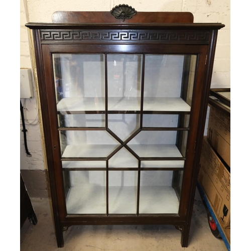 985 - A single glazed door mahogany display cabinet with astragal glazed front, three shelves, ht. 125cm (... 