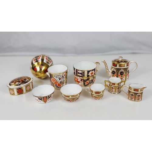 542 - A selection of miniature Royal Crown Derby Imari pattern china, including a coffee pot etc. (various... 