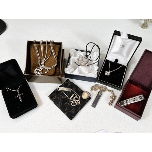 796 - A selection of Gucci and other silver jewellery 