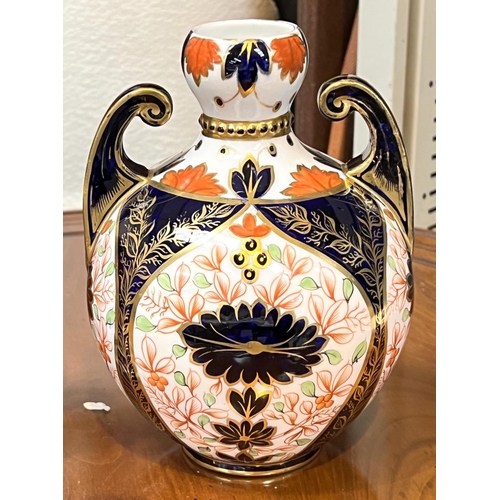 543 - A Royal Crown Derby Imari pattern ovoid 2 handle vase, height 19 cm; a hexagonal waisted Royal Crown... 