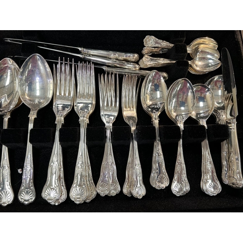 656 - A 6 setting canteen of silver plated, Kings pattern cutlery in a fitted box.