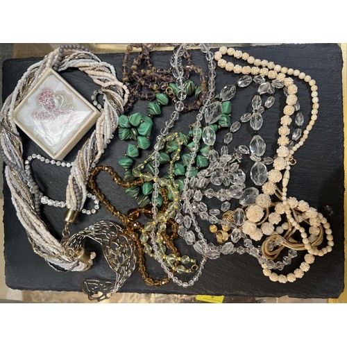 798 - A selection of vintage costume jewellery necklaces