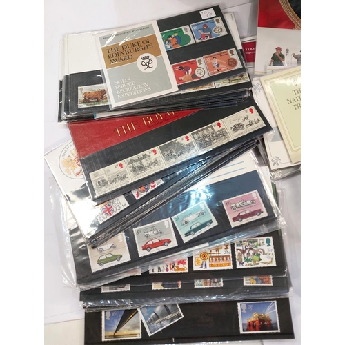 325 - GB: a selection of mint commemorative stamps in presentation packs