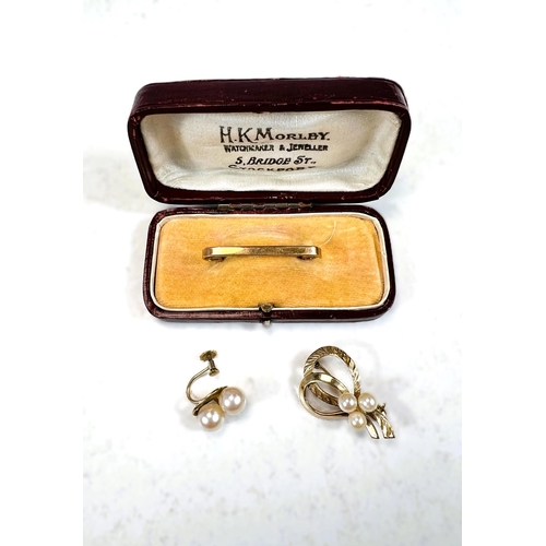 607 - A 9 carat hallmarked gold bar brooch; a 9 carat hallmarked hold double loop brooch set with three pe... 