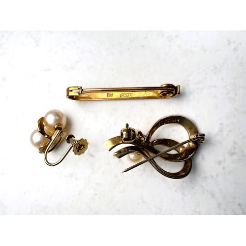 607 - A 9 carat hallmarked gold bar brooch; a 9 carat hallmarked hold double loop brooch set with three pe... 