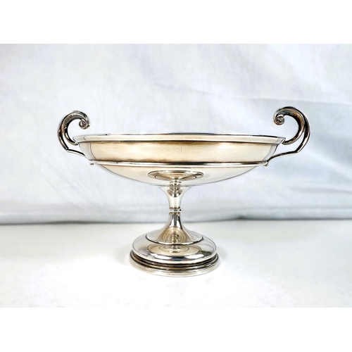 615 - A Silver two handled pedestal sweetmeat dish, Walker and Hall, Sheffield 1916 , 7.9oz 