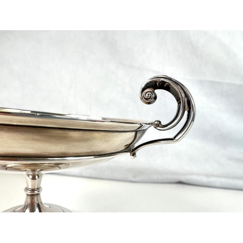 615 - A Silver two handled pedestal sweetmeat dish, Walker and Hall, Sheffield 1916 , 7.9oz 