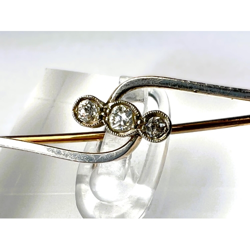 631 - A 15ct gold three diamond set brooch, stamped, 3.8gms