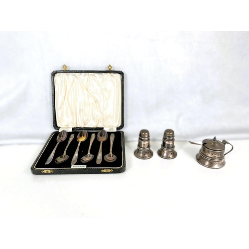 637 - A cased set of 6 hallmarked silver teaspoons, Birmingham 1936, 2.25oz; a turned hallmarked silver 3 ... 