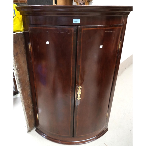 846 - A Georgian mahogany 2 door bow front cabinet cupboard with inlaid decoration.