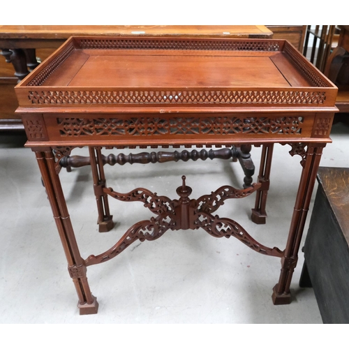 940 - A reproduction rectangular mahogany silver table in the 