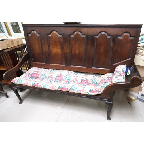 961 - An 18th century country made oak settle with 5 arched, fielded back panels, one end scrolled on cabr... 