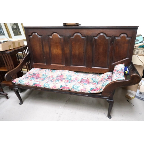 961 - An 18th century country made oak settle with 5 arched, fielded back panels, one end scrolled on cabr... 