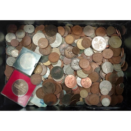 240 - A GB £5 crown and a quantity of mixed coinage.