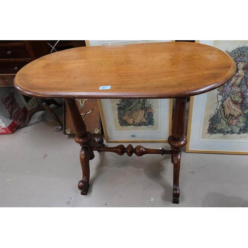 917 - A 19th Century mahogany oval table with turned supports. 92x73cm.