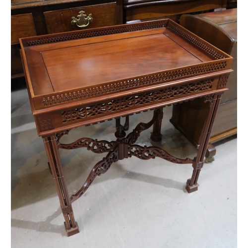 940 - A reproduction rectangular mahogany silver table in the 