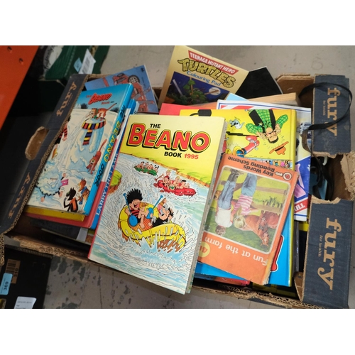 368 - A large collection of vintage annuals, comics etc.