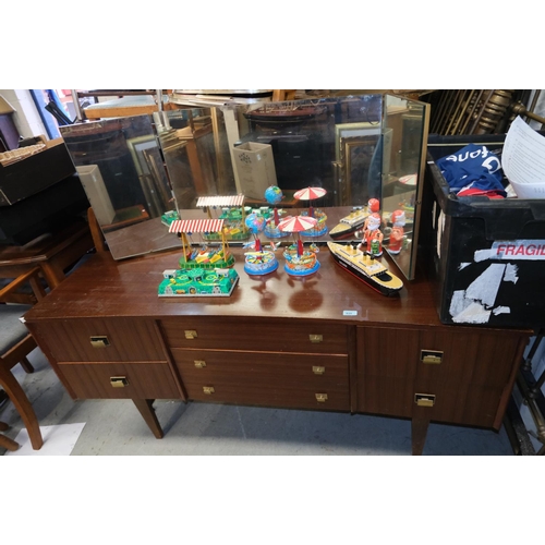 935 - A mid 20th Century dressing table with drawers below.