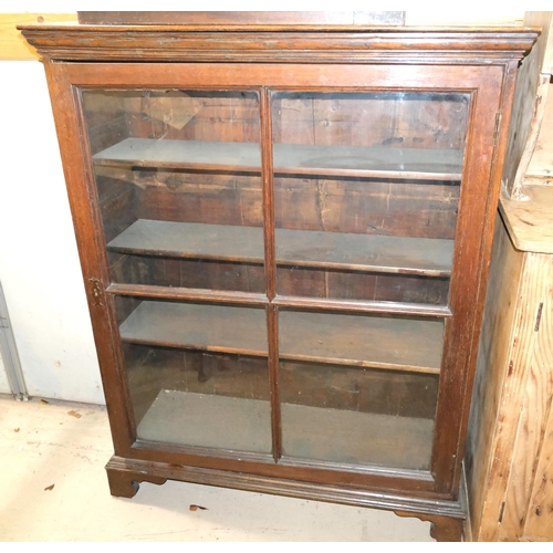 1028 - An oak single door display cabinet with astragal glaze.