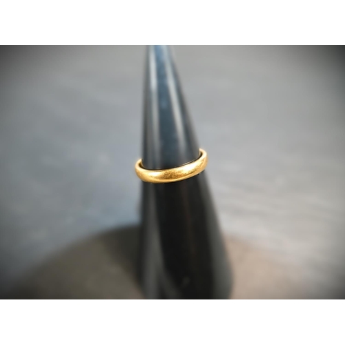 686 - A 22 carat hallmarked gold wedding ring, 4.2 gms, size 'P'.&nbsp;