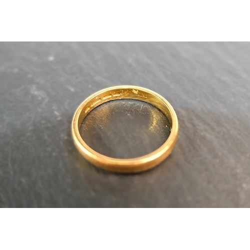 686 - A 22 carat hallmarked gold wedding ring, 4.2 gms, size 'P'.&nbsp;