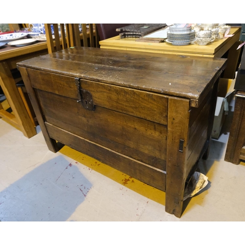 1021 - A 17th/18th century oak blanket box of framed and pommel design, length 123cm