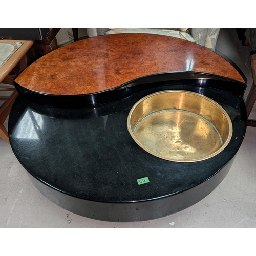 1015 - WILLY RIZZO (Italian): A mid 20th century revolving 'Yin Yang' coffee table with ebony and walnut fi... 