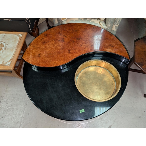 1015 - WILLY RIZZO (Italian): A mid 20th century revolving 'Yin Yang' coffee table with ebony and walnut fi... 