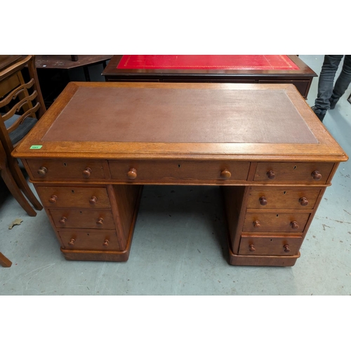 1063 - An early 20th Century oak pedestal desk with drawers below and leather effect writing surface.