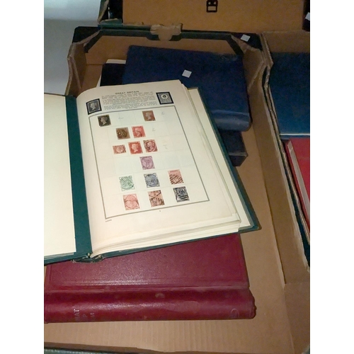 202 - GB: a collection of QV-QEII in album and a world collection in three albums.