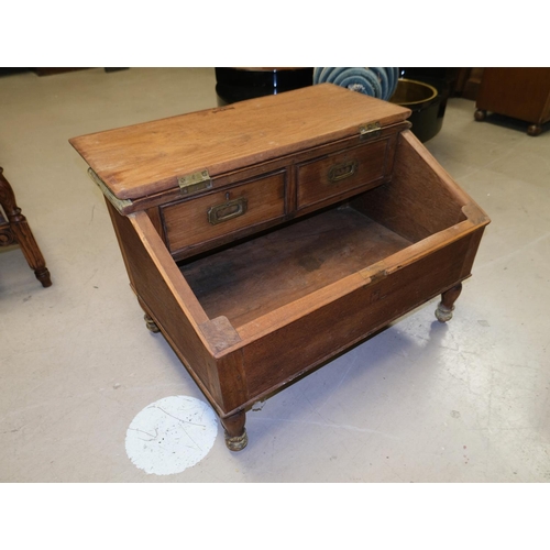 979 - A table top desk/writing box with hinged sloped front; a Victorian oak hall chair.