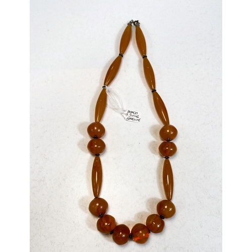 798 - Art Deco Peach Juice Bakelite necklace 101g.