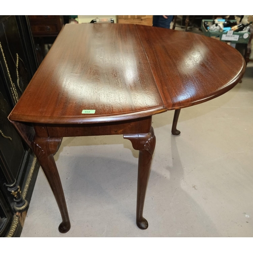 1015 - An Irish 19th century mahogany drop leaf dining table with shell carving to the top of each leg on p... 