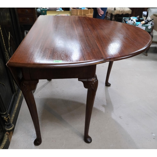 1015 - An Irish 19th century mahogany drop leaf dining table with shell carving to the top of each leg on p... 