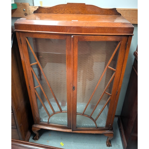 1021 - An oak Art Deco display cabinet with two double astragal sunrise glazed doors